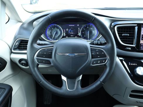 Used 2020 Chrysler Pacifica Touring-L w/ Tire & Wheel Group image 15