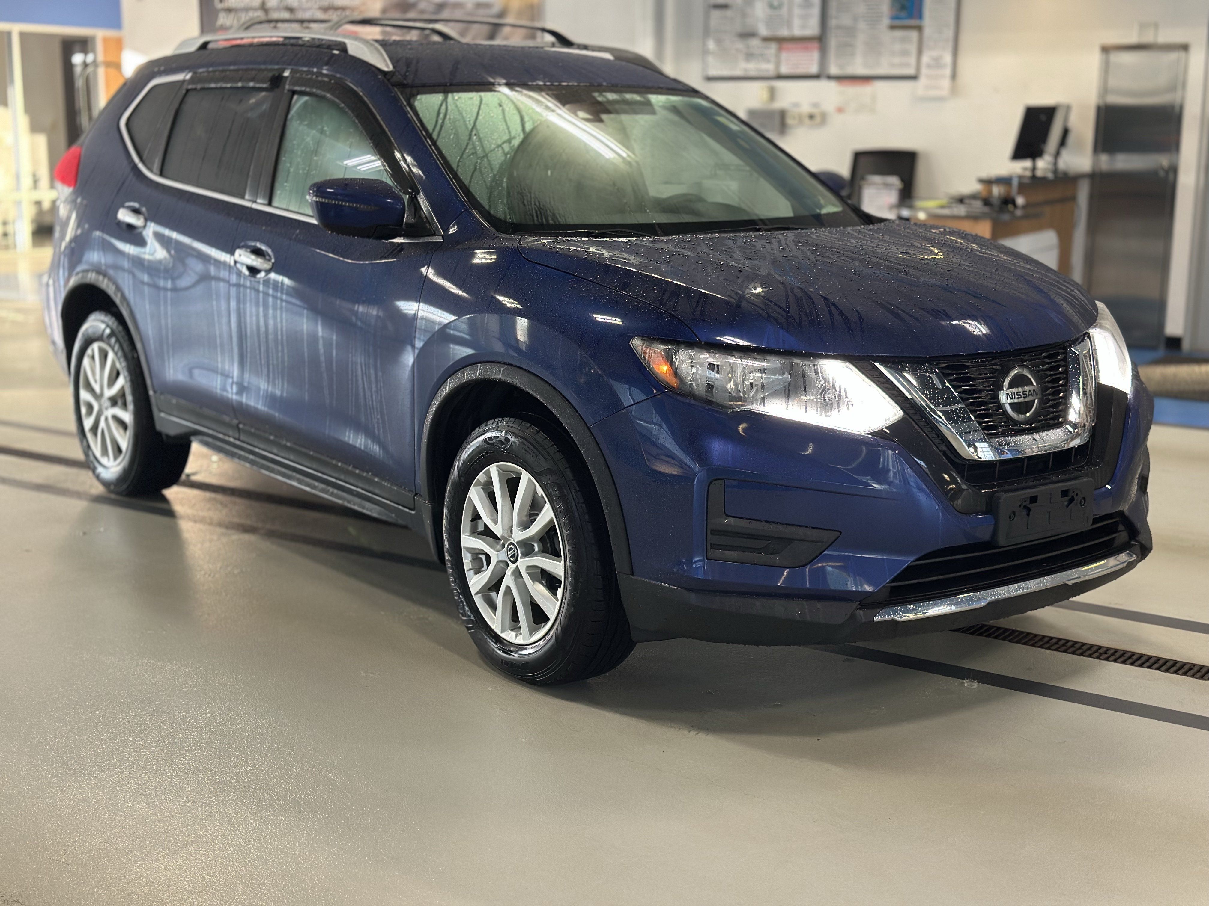 Used 2020 Nissan Rogue SV AWD/4WD image 3