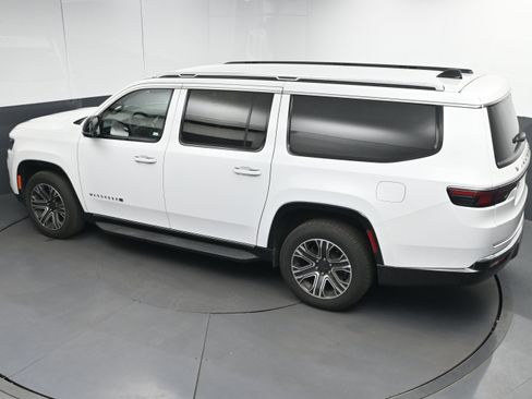 Used 2024 Jeep Wagoneer L Series II image 32