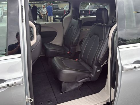 Used 2023 Chrysler Pacifica Touring-L FWD image 10