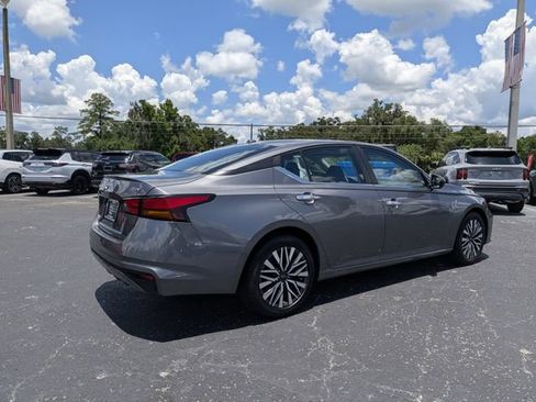 Used 2024 Nissan Altima 2.5 SV FWD image 4