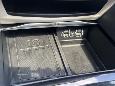 Used 2023 Chrysler Pacifica Limited FWD image 26