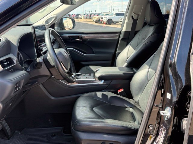 Used 2022 Toyota Highlander Platinum FWD image 14