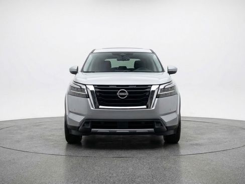 Used 2025 Nissan Pathfinder SV image 2