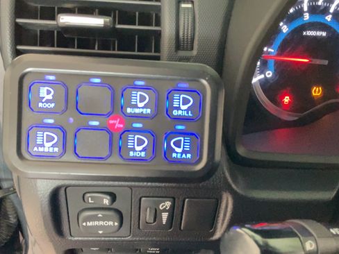 Used 2018 Toyota 4Runner TRD Off-Road w/ TRD Performance Package AWD/4WD image 18