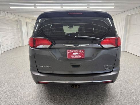 Used 2017 Chrysler Pacifica Limited FWD image 5