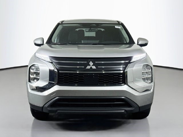 Used 2025 Mitsubishi Outlander ES FWD image 2