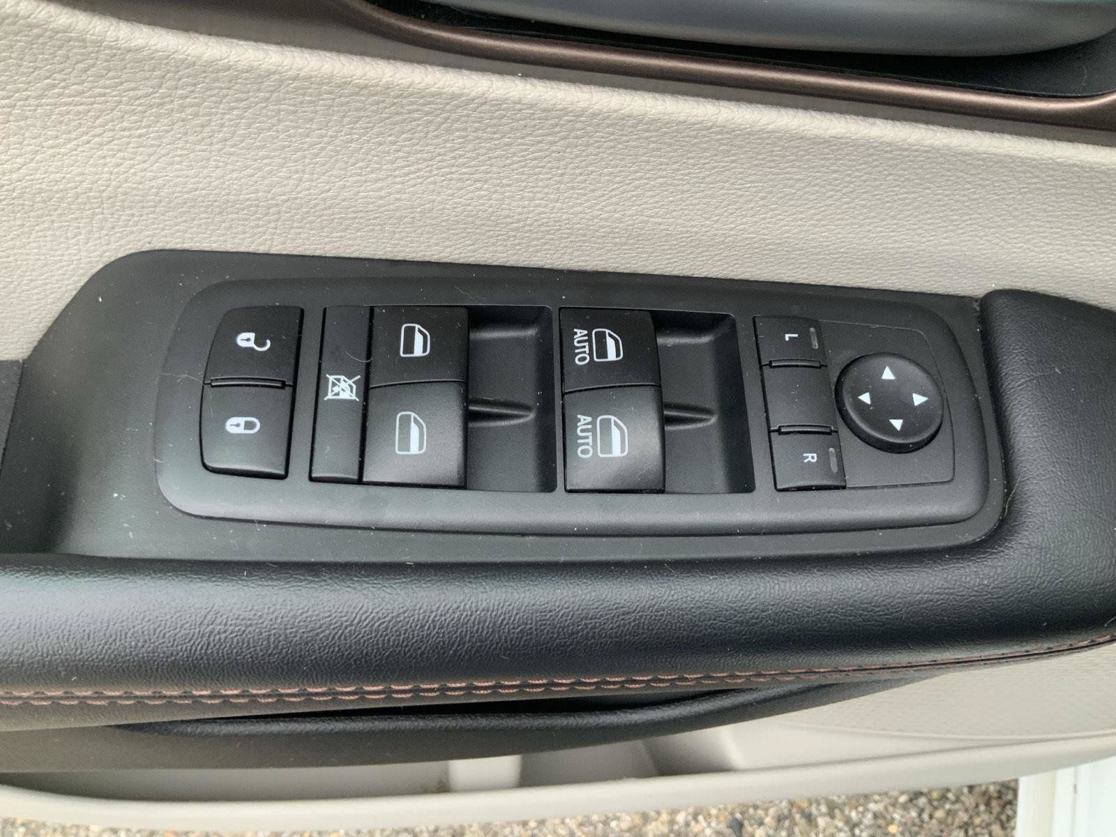 Used 2017 Chrysler Pacifica Touring-L FWD image 16