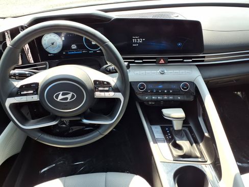 Certified 2025 Hyundai Elantra Limited FWD image 10
