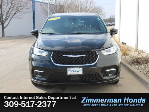 Used 2025 Chrysler Pacifica Select image 4