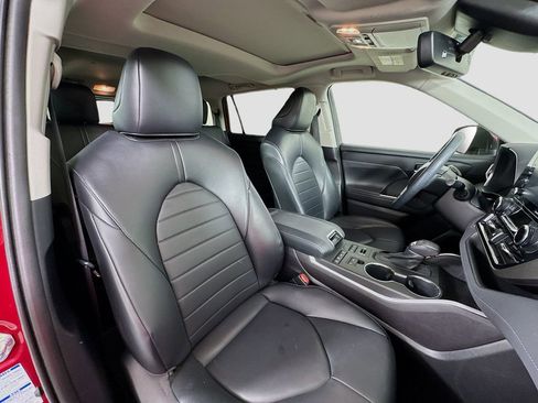Used 2022 Toyota Highlander XLE image 32