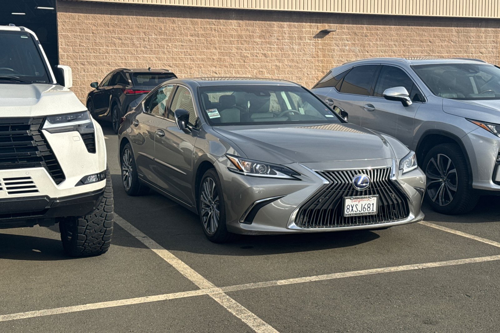 Used 2021 Lexus ES 300h w/ Premium Package FWD image 2