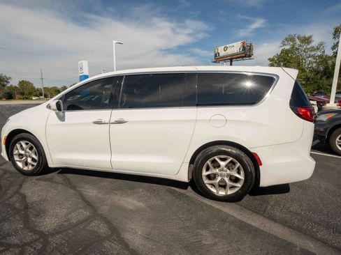 Used 2018 Chrysler Pacifica Touring Plus w/ Tire & Wheel Group FWD image 4