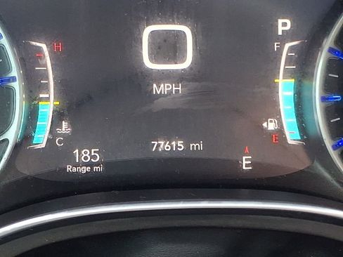 Used 2019 Chrysler Pacifica Limited w/ Tire & Wheel Group FWD image 22