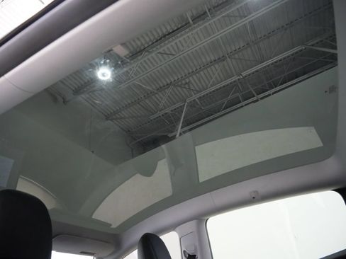 Used 2021 Tesla Model Y Long Range AWD/4WD image 4