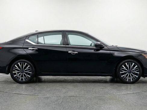 Used 2025 Nissan Altima 2.5 SV image 11