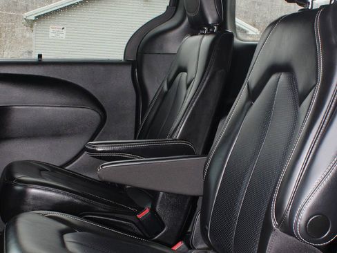 Used 2023 Chrysler Pacifica Touring-L w/ S Appearance Package image 19