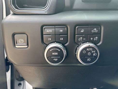 Used 2024 GMC Sierra 1500 AT4 w/ Technology Package AWD/4WD image 10