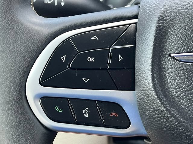 Used 2023 Chrysler Pacifica Touring-L FWD image 19