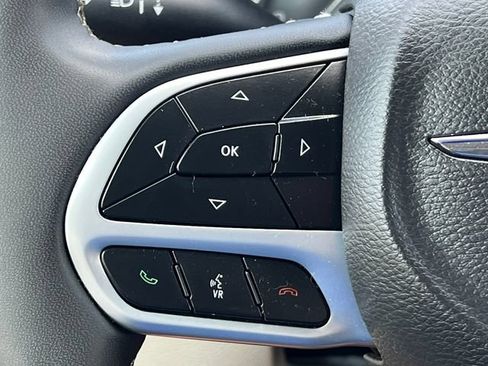 Used 2023 Chrysler Pacifica Touring-L FWD image 19