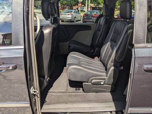 Used 2014 Chrysler Town & Country Touring FWD image 11