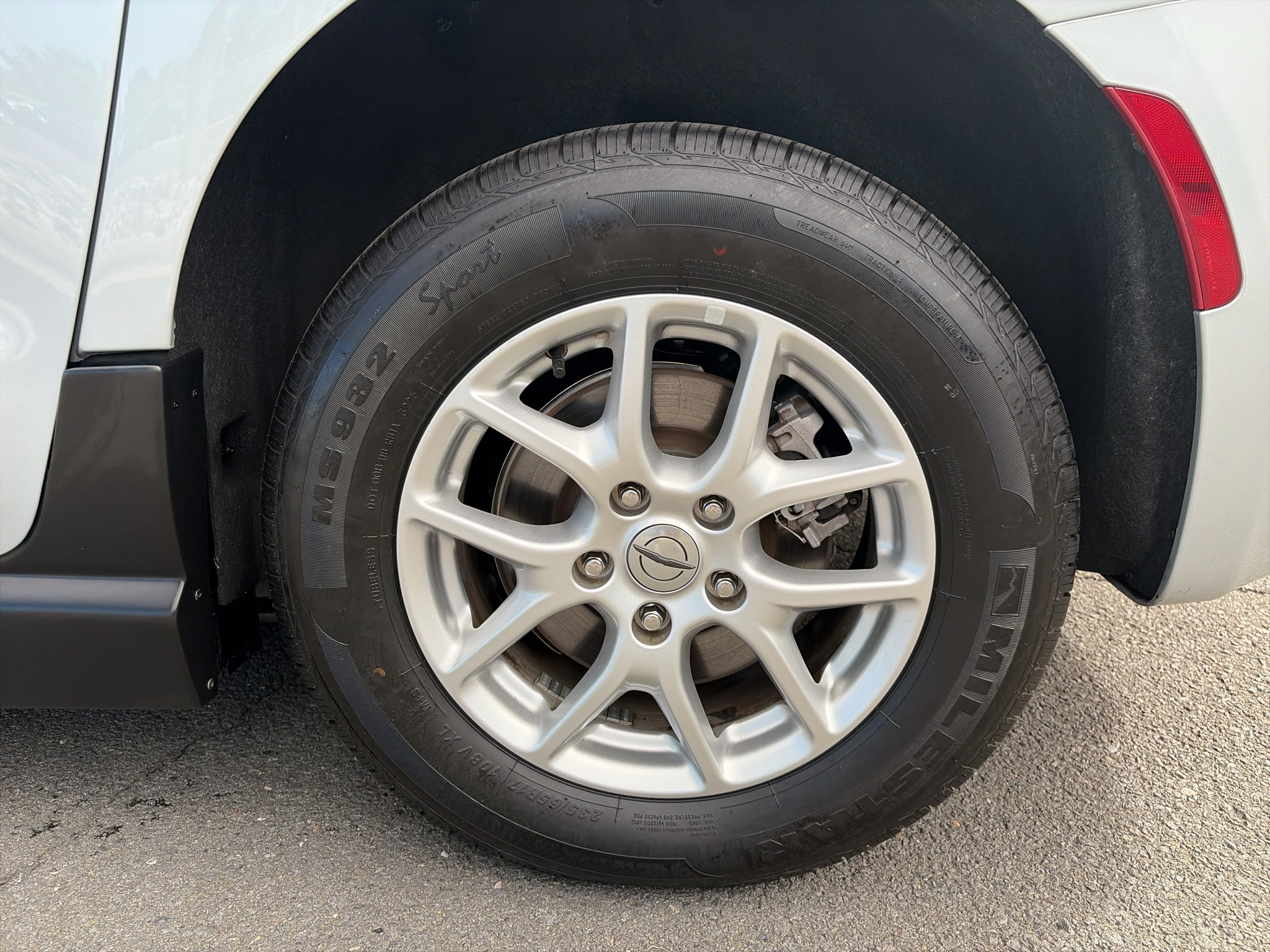 Used 2024 Chrysler Pacifica Touring-L FWD image 27