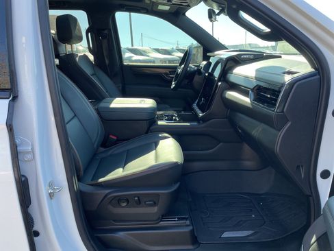 Used 2025 GMC Yukon AT4 w/ AT4 Premium Plus Package image 32