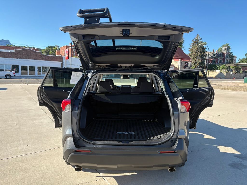 Used 2021 Toyota RAV4 XLE AWD/4WD image 11