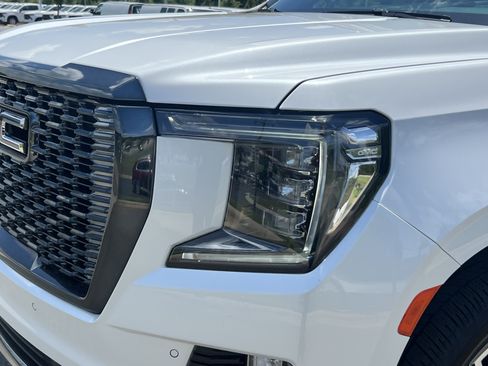 Used 2023 GMC Yukon XL Denali Ultimate AWD/4WD image 12
