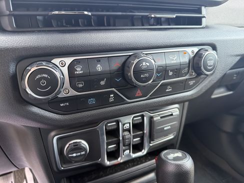 Certified 2024 Jeep Wrangler Unlimited w/ Convenience Group AWD/4WD image 19