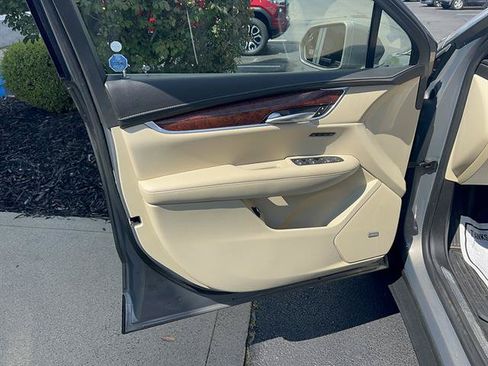 Used 2018 Cadillac XT5 Luxury w/ Driver Awareness Package AWD/4WD image 9