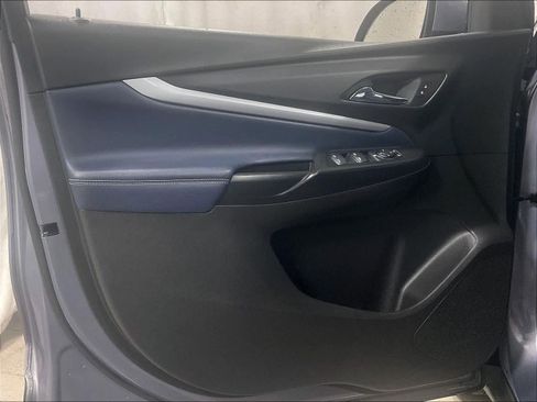 Used 2022 Chevrolet Bolt EUV LT w/ Convenience Package image 9