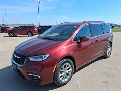Used 2022 Chrysler Pacifica Touring-L image 2