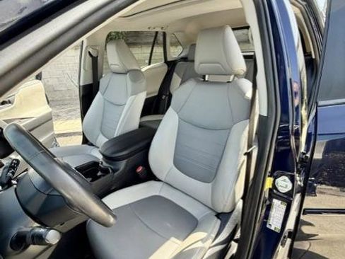 Used 2019 Toyota RAV4 Limited w/ Carpet Mat Package FWD image 11