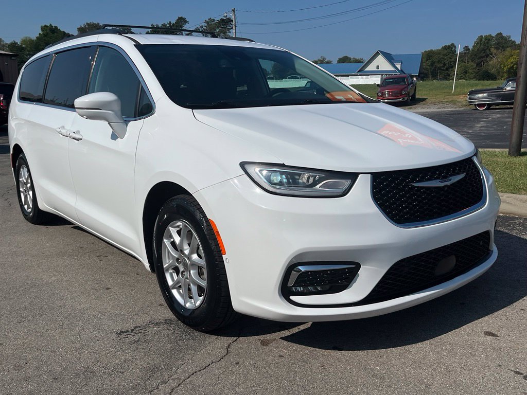 Used 2022 Chrysler Pacifica Touring-L w/ Uconnect Theater Family Group FWD image 2
