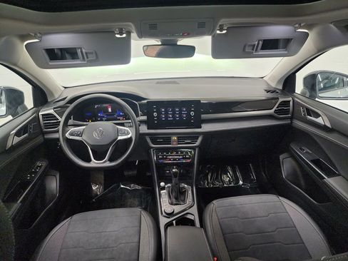 Used 2025 Volkswagen Taos SE image 29