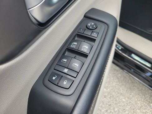 Used 2024 Chrysler Pacifica Touring-L FWD image 12
