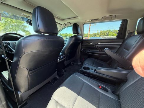 Used 2017 Toyota Highlander Limited AWD/4WD image 32