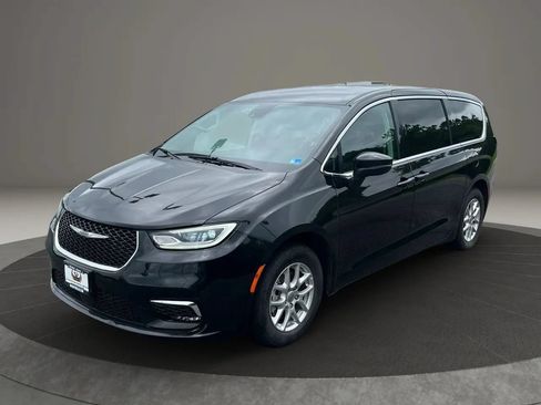 Used 2023 Chrysler Pacifica Touring-L FWD image 2