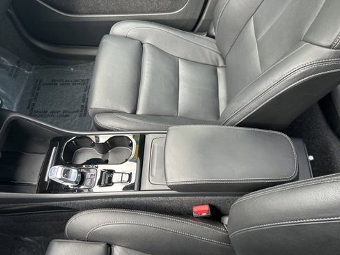 Certified 2025 Volvo XC40 B5 Plus image 26