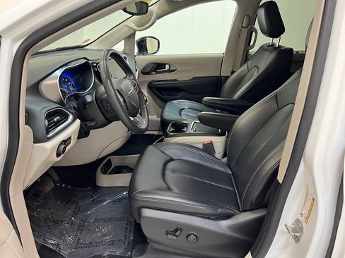 Used 2024 Chrysler Pacifica Touring-L FWD image 15