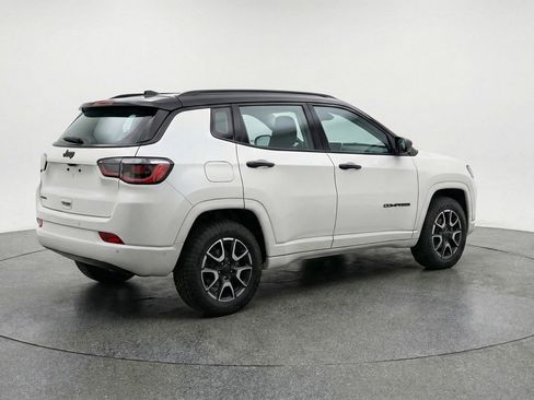 Used 2025 Jeep Compass Trailhawk image 9