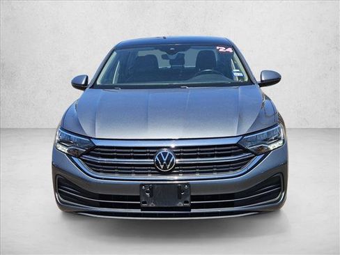Used 2024 Volkswagen Jetta SE FWD image 2