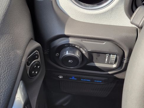 Used 2025 Jeep Wrangler Unlimited Sahara AWD/4WD image 9