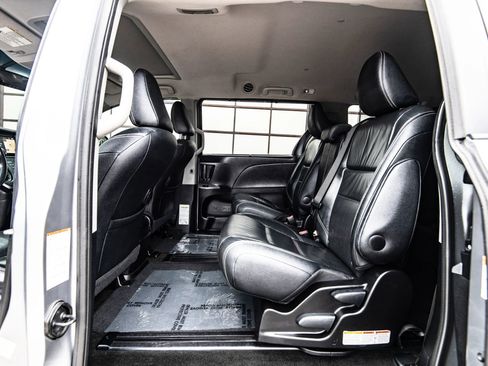 Used 2016 Toyota Sienna SE w/ SE Preferred Package image 31