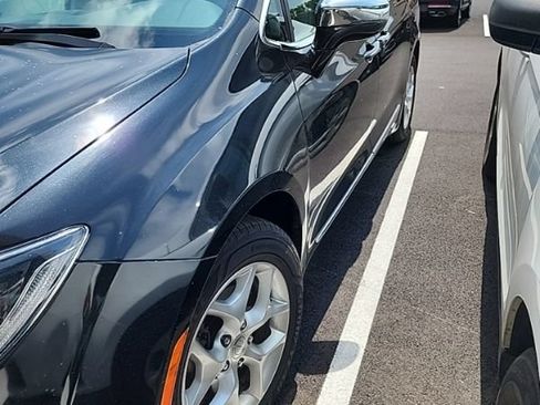 Used 2020 Chrysler Pacifica Limited FWD image 2