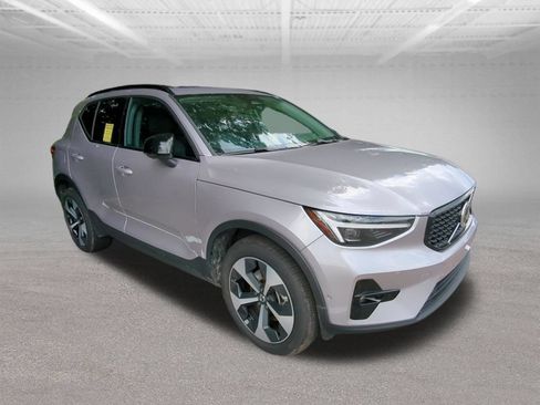 Used 2026 Volvo XC40 B5 Plus AWD/4WD image 7