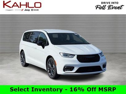 New 2026 Chrysler Pacifica Select