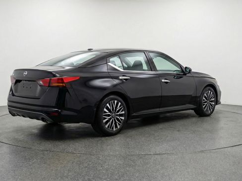 Used 2025 Nissan Altima 2.5 SV image 9