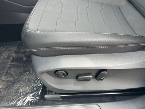 New 2026 Volkswagen Taos SE FWD image 14